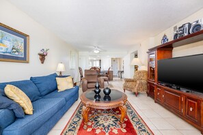 Condo, 2 Bedrooms | Living area