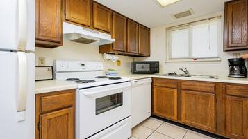 Condo, 2 quartos | Cozinha privada | Geladeira, fogão, cafeteira/chaleira