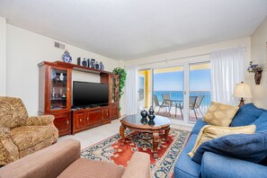 Condo, 2 Bedrooms | Living area