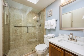 Condo, 2 Bedrooms | Bathroom | Shampoo - Driftwood Towers 5e 2 Bedroom Condo (Gulf Shores)
