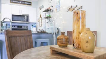 Condo, 1 quarto | Cozinha privada | Geladeira, fogão, cafeteira/chaleira