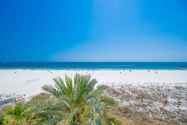 Condo, 3 habitaciones | Playa | En la playa 