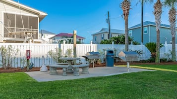 Condo, 2 Bedrooms | Property grounds