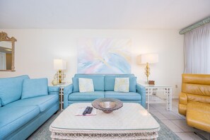 Condo, 2 habitaciones | Área de sala de estar