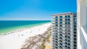Ein Hochhotel mit Blick auf einen Strand und einen klaren Himmel.