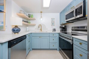 Condo, 2 habitaciones | Cocina privada | Refrigerador, horno y cafetera y tetera 