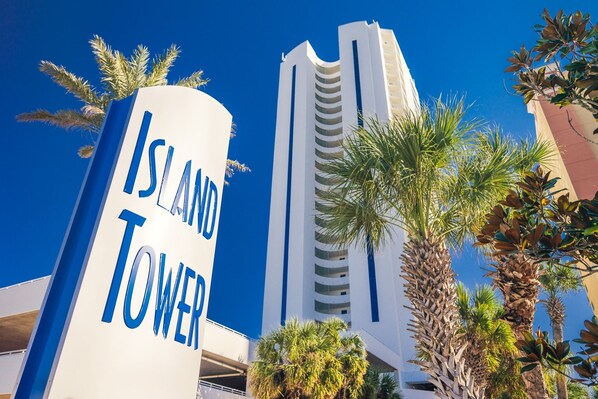 Un edificio alto con un letrero que dice "Island Tower".
