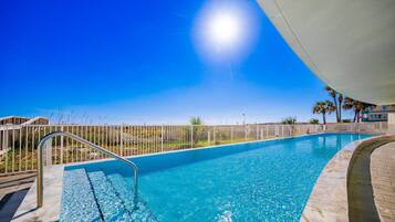 Condo, 3 Bedrooms | Kolam renang | Kolam renang tertutup, kolam renang terbuka