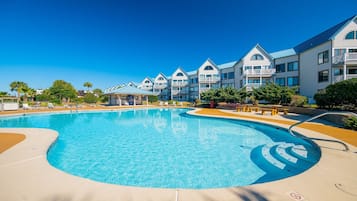 Apartment, 2 Schlafzimmer | Pool | Innenpool, Außenpool