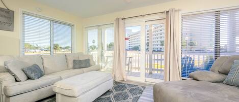 Condo, 2 Bedrooms | Living area