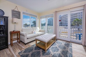 Condo, 2 habitaciones | Área de sala de estar