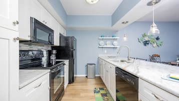 Condo, 2 phòng ngủ | Bếp riêng | Tủ lạnh, lò nướng, dụng cụ pha cà phê/trà