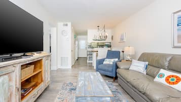 Condo, 2 quartos | Área de estar