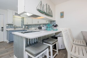 Apartamento, 2 habitaciones | Cocina privada | Frigorífico, horno y cafetera o tetera