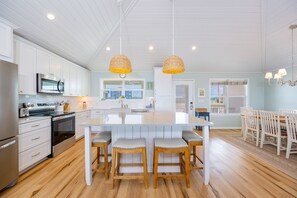 Casa, 4 habitaciones | Cocina privada | Refrigerador, horno y cafetera y tetera