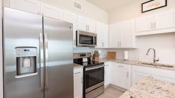 Condo, 1 habitación | Cocina privada | Refrigerador, horno y cafetera y tetera