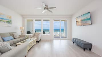 Condo, 1 Bedroom | Living area