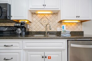 Condo, 2 habitaciones | Cocina privada | Refrigerador, horno y cafetera y tetera 