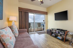 Condo, 2 habitaciones | Área de sala de estar