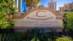 Schild für Clearwater Condominiums, East Beach Blvd 517.