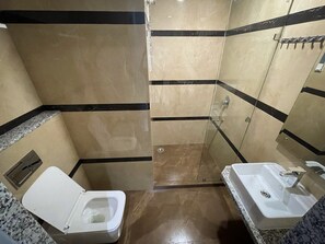 Shower, hair dryer, bidet, towels - A modern service apartment just 12 mins from Cyber City (Gurugram)