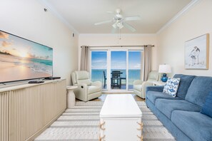 Condo, 3 Bedrooms | Living area