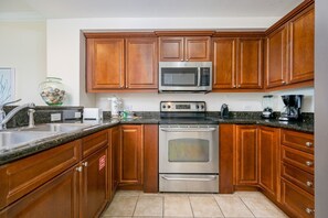 Condo, 3 Bedrooms | Private kitchen