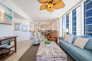 Condo, 4 quartos | Área de estar