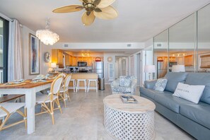 Condo, 3 chambres | Aire de séjour