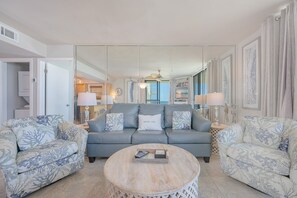 Condo, 3 quartos | Área de estar