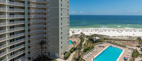 Un hotel moderno con piscina y acceso a la playa.