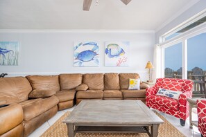 House, 5 Bedrooms | Living area