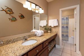 Apartment, 2 Schlafzimmer | Badezimmer | Handtücher, Shampoo