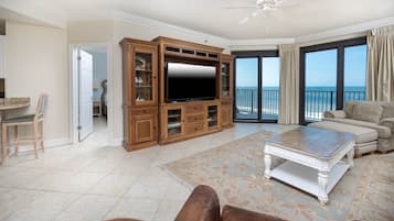 Condo, 3 Bedrooms | Living area