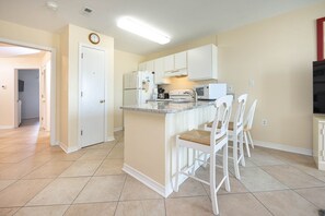 Condo, 1 habitación | Cocina privada | Refrigerador, horno y cafetera y tetera 