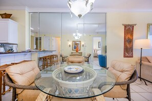 Condo, 2 chambres | Restauration
