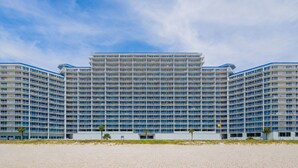Ein großes, mehrstöckiges Hotel mit einer symmetrischen Fassade und einer flachen Dachkonstruktion.