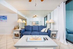 Condo, 2 habitaciones | Área de sala de estar