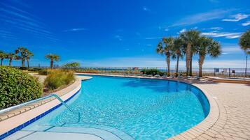 Appart'hôtel, 3 chambres | Piscine | Piscine couverte, piscine extérieure