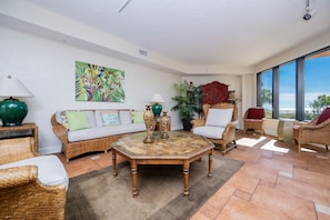 Condo, 3 chambres | Intérieur