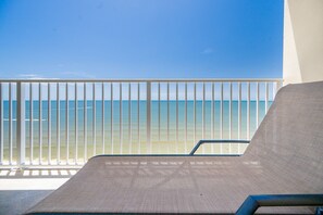 Un balcon avec vue sur l’océan et une plage.