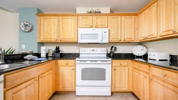 Condo, 2 Bedrooms | Private kitchen | Fridge, oven, coffee/tea maker