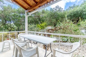 Outdoor dining - Apartment 'The Green Cottage 2 ' with Shared Terrace and Wi-Fi (Corfu)