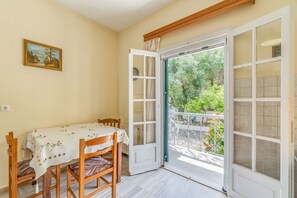 Dining - Apartment 'The Green Cottage 1' with Shared Terrace, Wi-Fi and Air Conditioning (Corfu)