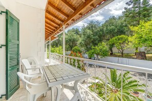 Terrace/patio - Apartment 'The Green Cottage 1' with Shared Terrace, Wi-Fi and Air Conditioning (Corfu)