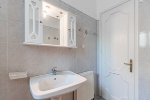 Bathtub, hair dryer, towels - Apartment 'The Green Cottage 1' with Shared Terrace, Wi-Fi and Air Conditioning (Corfu)