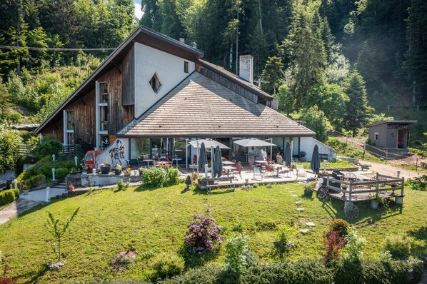 Outdoor dining - Apartment "Gîte Le Jorat - Studio" with Mountain View & Wi-Fi (Bogève)