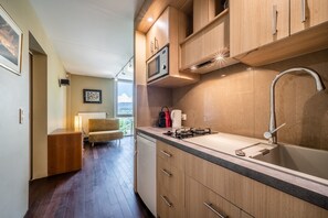 Frigorifero, microonde, forno, piano cottura