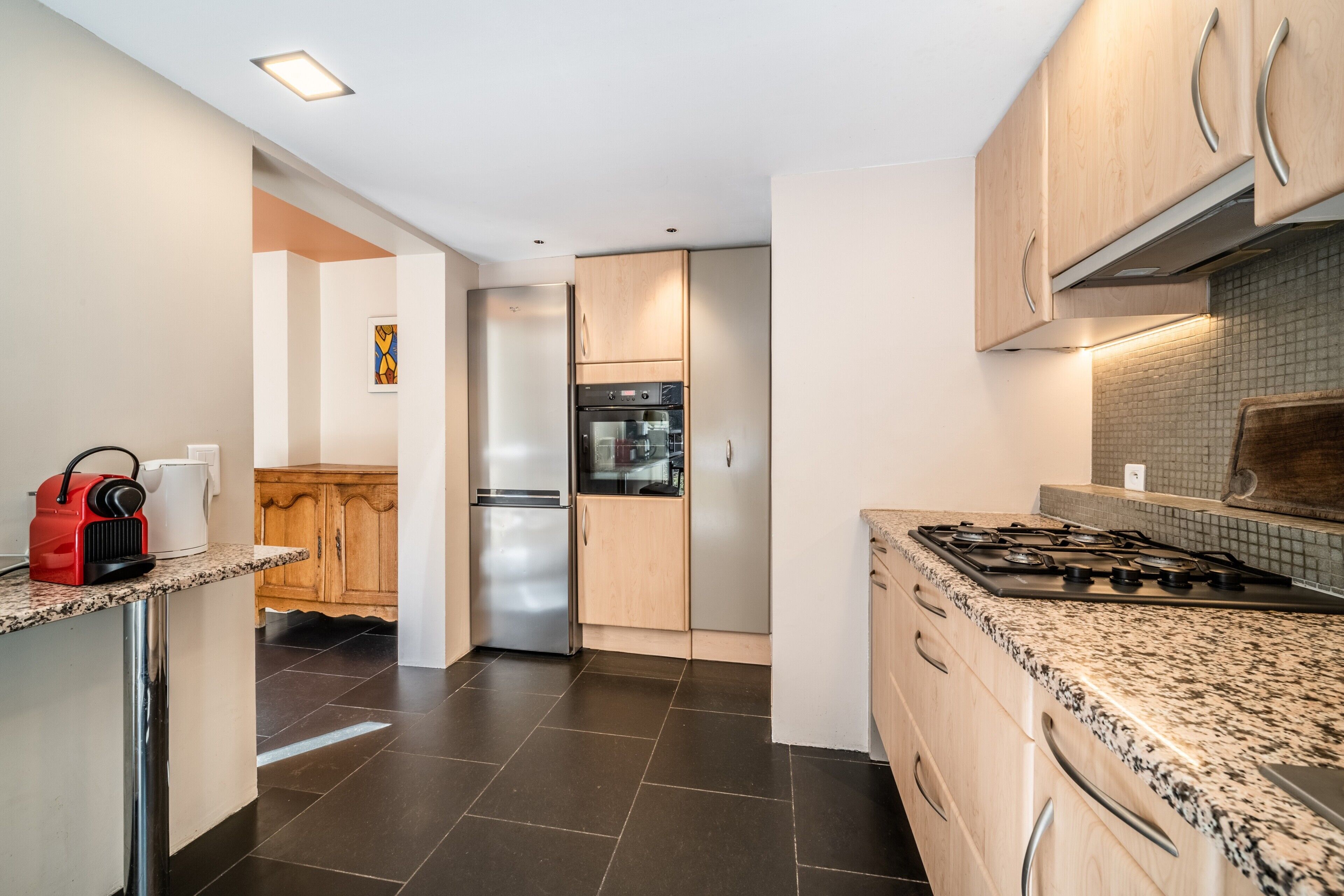 Frigorífico, microondas, placa de cocina y trona infantil