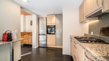 Frigorífico, microondas, placa de cocina y trona infantil